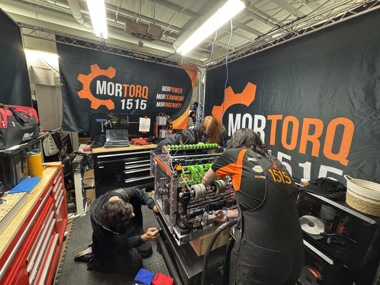 MorTorq students repairing robot 1515 together in the competition pit